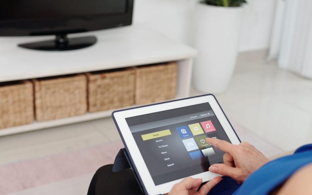 Persona mayor utilizando una aplicación de domótica en casa